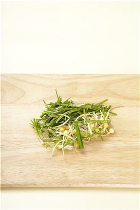 1. 달래는 뿌리 쪽 흙을 다듬어 찬물에 살살 흔들어 씻어 3~4cm 길이로 자른다.