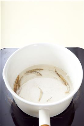 3. 냄비에 물을 넣고 국멸치를 넣어 국물이 끓으면 5분 정도 더 끓여 국멸치는 건져 낸다.  (Tip 국멸치로 국물을 만드는 것이 번거롭다면 멸치가루를 활용해도 좋다.)