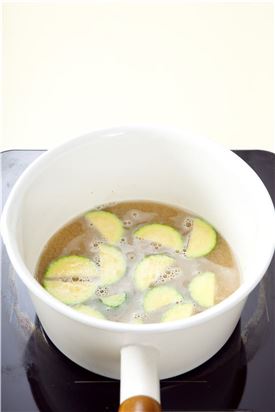 4. 된장을 잘 푼 다음 호박을 넣고 한소끔 끓인다. (Tip 집된장은 짠맛이 강하고 시판된장은 짠맛이 약하니 사용하는 된장에 따라 간을 조절한다. 된장찌개는 된장으로 거의 간을 다 맞추는 것이 맛있는 된장찌개를 끓이는 비법이다.)
