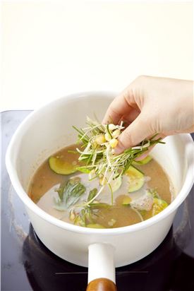 6. 달래와 고춧가루를 넣어 살짝 끓여 마무리한다. (Tip 달래대신 냉이를 넣어 주면 냉이 된장찌개가 된다. 달래는 오래 끓이지 않고 살짝만 끓이고 냉이는 뿌리가 부드러워지도록 조금 더 끓이는 것이 좋다.)