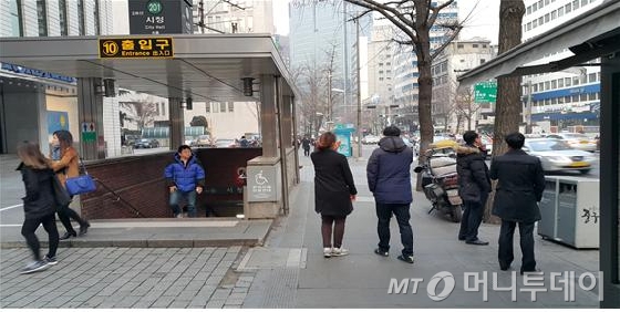 지하철역 출입구 4월부터 금연..'흡연부스' 생긴다 - 머니투데이