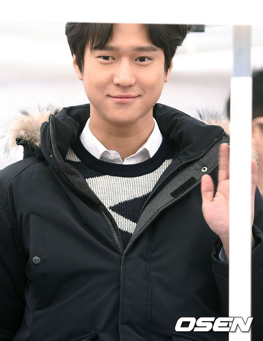 미소머금고 이미지