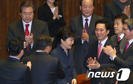 朴대통령 연설 상반된 분위기..與 기립박수, 野 침묵 - 뉴스1