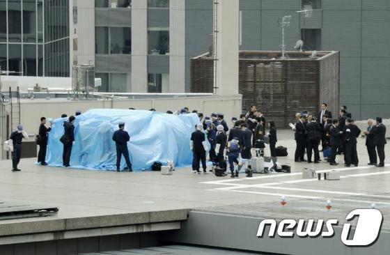 작년 4월22일 일본 총리 관저 옥상에서 드론이 발견돼 경찰 등 관계자들이 현장 상황을 수습하고 있다. ? AFP=News1
