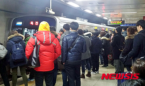 스크린도어 없는 구룡역, 늦은 퇴근시간 사망사고 - 뉴시스