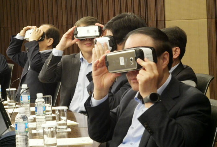 삼성, '포스트 갤럭시'로 VR 주목..사장단