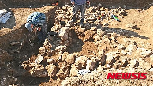 【서울=뉴시스】이스라엘 유물부 발굴팀이 예루살렘 북부 인근 지역에서 7000년 전에 지어진 것으로 추정되는 건물을 발굴하고 있다. 이스라엘 유물부는 보존 상태가 양호한 고대 가옥 2채와 유물을 발굴했다고 17일(현지시간) 밝혔다. 이번 발굴은 인류가 기존에 알려진 것보다 더 이른 시기에 예루살렘에 거주했다는 증거여서 관심이 모이고 있다. 현재까지 연구된 바에 따르면 인류가 예루살렘에 살기 시작했던 시기는 4000~5000년 전으로 추정된다. (사진 출처 = 이스라엘 유물부 제공·하레츠) 2016.02.18.