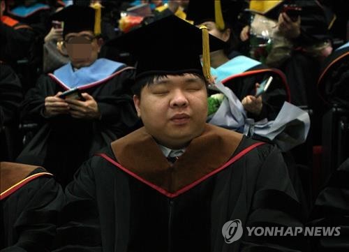 박사학위 딴 20대 시각장애인..