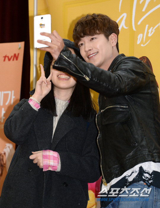 [현장is] 서강준,프리허그에 1000팬 운집..”추억 나누자” | 인스티즈