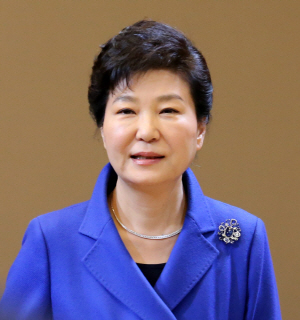 고비 넘길 비책은… : 박근혜 대통령이 22일 청와대에서 열린 수석비서관회의에 참석하기 위해 회의실로 가고 있다. 연합뉴스