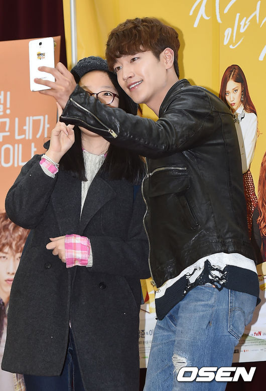 [현장is] 서강준,프리허그에 1000팬 운집..”추억 나누자” | 인스티즈