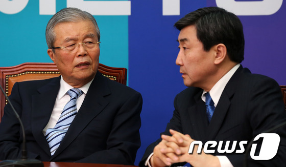 김종인 더불어민주당 비상대책위원회 대표와 이종걸 원내대표가 지난달 24일 오전 서울 여의도 국회에서 열린 비상대책위원회의에서 대화를 나누고 있다. /뉴스1 © News1 박지혜 기자