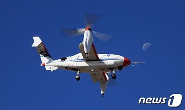 한국항공우주연구원이 세계 두번째로 자체 개발한 틸트로터 기술을 탑재해 활주로 없이 이착륙 가능한 고속수직 이착륙 틸트로터 무인기 'TR-100' © News1
