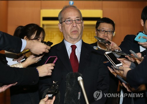 윤병세 외교장관과 면담 마친 러셀 미 동아태차관보 (서울=연합뉴스) 김주성 기자 = 대니얼 러셀 미국 국무부 동·아태 차관보가 26일 오후 서울 도렴동 외교부에서 윤병세 외교부 장관과 면담을 마치고 나와 기자들의 질문에 답하고 있다. utzza@yna.co.kr