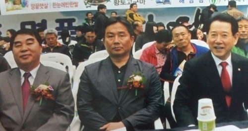 왼쪽부터 채승병 전무, 해남 국회의원 김영록 씨,