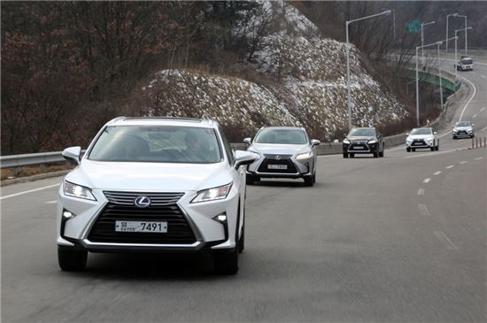 [아경 시승기 3.0]거칠어져 돌아온 렉서스 RX - 아시아경제