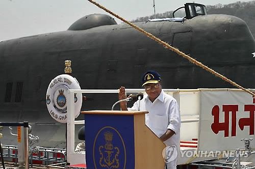 2012년 4월 인도가 러시아로 부터 도입한 아쿨라II급 원자력 추진 잠수함 INS차크라. 인도는 현재 자체 개발한 INS아리한트 원자력잠수함의 실전배치를 위한 마지막 시험을 하고 있다.(AP=연합뉴스 자료사진)