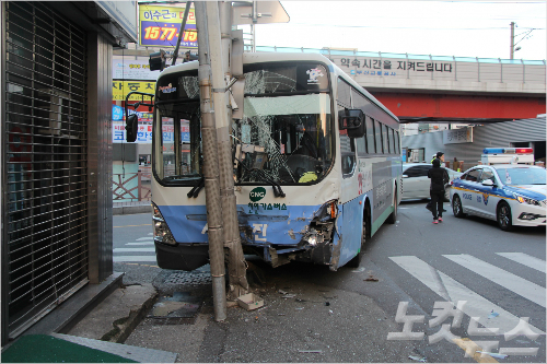 부산 교차로서 시내버스·승용차 충돌, 승객 등 3명 부상 - 노컷뉴스