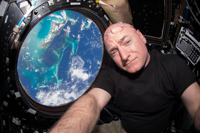 스콧 켈리가 2015년 7월13일 우주정거장에서 지구를 배경으로 찍은 셀카. 사진에 찍힌 지구는 바하마군도이다. 스콧 켈리/나사