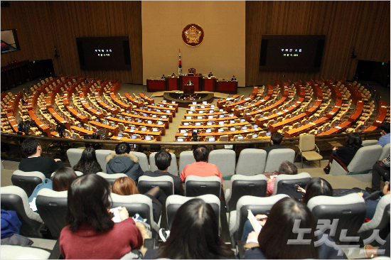 테러방지법 처리 반대를 위한 야당의 필리버스터가 일주일째 계속되고 있는 가운데 29일 오후 국회 본회의장 방청객들이 무제한 토론을 벌이고 있는 의원들의 발언을 듣고 있다. (사진=윤창원 기자)