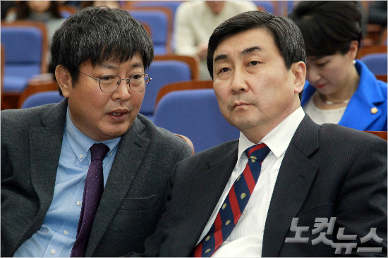 더불어민주당 이종걸 원내대표와 이춘석 원내수석부대표가 지난 26일 오후 국회에서 열린 의원총회에서 이야기를 하고 있다. (사진=윤창원 기자)