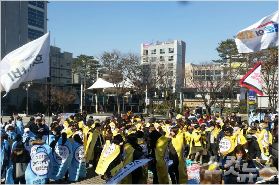 1일 일본군 '위안부' 합의 무효를 위한 대학생 대책위원회 등이 참여한 '2016 대학생 독립선언'이 서울 서대문구 대현문화공원에서 열렸다. 이들은 행사를 마친 뒤 청계광장으로 퍼레이드를 이어갔다. (사진=송영훈 수습기자)
