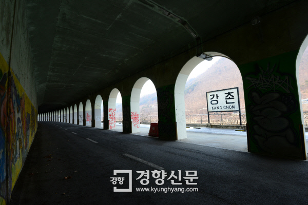 철길 걷어내고 간판만 남은 강촌역. 김창길 기자 cut@kyunghyang.com