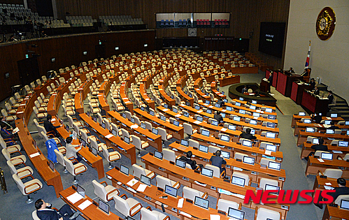 【서울=뉴시스】조수정 기자 = 필리버스터 마지막 주자인 더불어민주당 이종걸 원내대표가 2일 오후 서울 여의도 국회 본회의장에서 테러방지법 수정을 요구하는 무제한 토론을 하고 있다. 2016.03.02. chocrystal@newsis.com