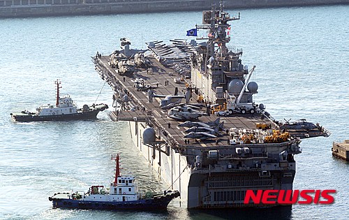 【부산=뉴시스】 하경민 기자 = 미국 해군의 강습상륙함 '본험 리차드함'(LHD6·4만500t급)이 3일 오전 부산 남구 해군작전사령부 부두에 입항하고 있다. 와스프급 강습상륙함 중 3번째 함선인 본험 리차드함은 길이 257m, 폭 32m, 최대속력 시속 37㎞이며, 승조원 수는 1800여 명이다. 이 함정은 수송용 대형 헬기인 'CH-46 시 나이트'와 'MH-60R 대잠헬기', 수직 이착륙 수송기인 '오스프리', 수직 이착륙 전투기인 'AV-8 해리어' 등의 항공기를 탑재하고 있으며, 자체 방어 무기로 씨 스페로우 미사일 시스템, 팔랑스(Phalanx) 근접방어체계 등을 갖추고 있다. 2016.03.03. yulnetphoto@newsis.com