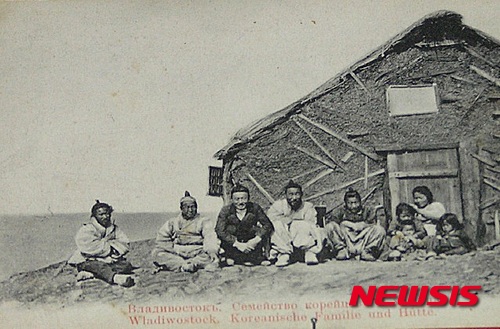 【서울=뉴시스】변해정 기자 = 1880년대 초반 블라디보스토크에 정착한 한인들의 모습. 블라디보스토크가 개항한 해인 1880년 육·해상 경로를 통해 한인들이 유입됐으며 바다 근처에 한인촌을 형성했다. 한인촌을 '개척리(開拓理)'라고 불렀다. 2016.03.03 (사진= 행정자치부 제공)