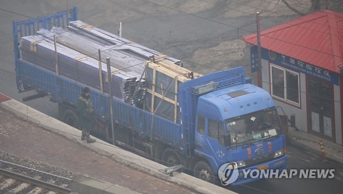 중국 랴오닝성에서 북한으로 가는 화물차량 [연합뉴스 자료사진]