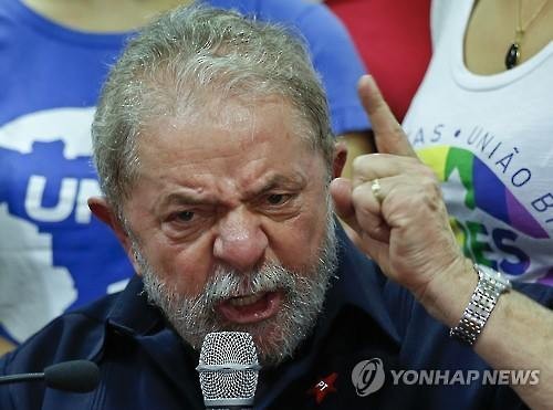 룰라 전 브라질 대통령이 4일 기자회견에서 발언하고 있다.[AP=연합뉴스]