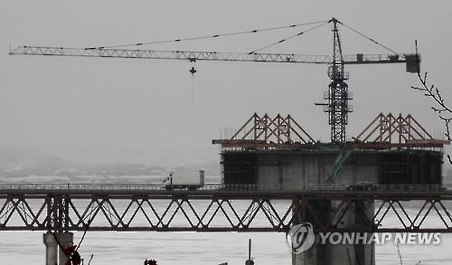 국경 통과 기다리는 트럭들 (훈춘<중국 지린성>=연합뉴스) 홍창진 특파원 = 5일 오후 중국 지린성 훈춘 취안허 통상구를 통과한 트럭들이 두만강대교를 건너 북한 나선시 원정리로 향하고 있다. 2016.3.5 realism@yna.co.kr