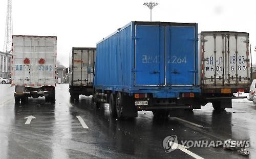 (훈춘<중국 지린성>=연합뉴스) 홍창진 특파원 = 5일 오후 중국 지린성 훈춘 취안허 통상구 앞에 북한 및 중국 트럭이 통관순서를 기다리고 있다. 2016.3.5     realism@yna.co.kr