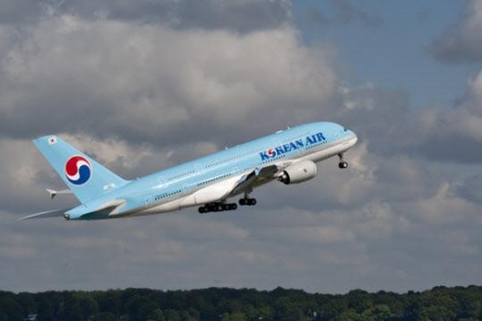 대한항공 항공기, 김포공항 상공서 낙뢰 맞아..