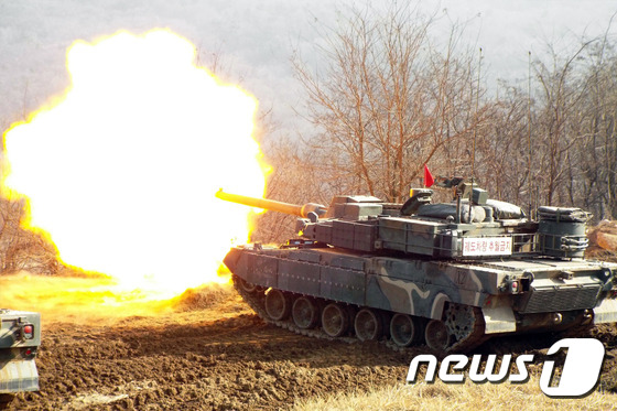 지난달 7일 경기도 양평에서 20기계화보병사단의 K2전차가 사격집중훈련간 실사격 훈련을 실시하고 있다.(국방부 제공) 2016.3.7/뉴스1