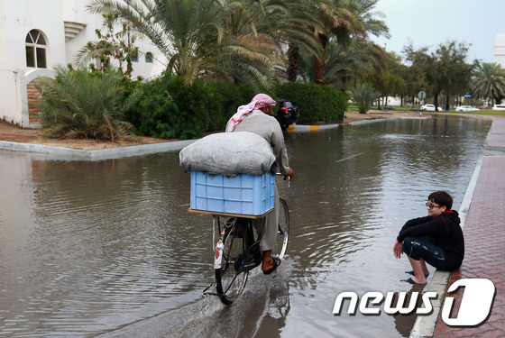 UAE 이례적 폭우..학교 문닫고 항공기 운항지연 - 뉴스1