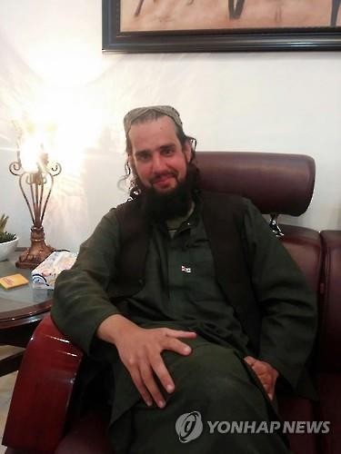 8일(현지시간) 피랍 5년만에 생환한 샤바즈 타시르가 파키스탄 퀘타의 모처에 앉아있는 모습을 파키스탄군이 사진에 담아 배포했다.(AP=연합뉴스)
