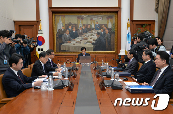 이주열 한국은행 총재가 10일 오전 서울 중구 한국은행에서 열린 2016년 3월 통화정책방향 관련 금융통화위원회에 참석해 회의를 주재하고 있다. 2016.3.10/뉴스1 © News1 구윤성 기자