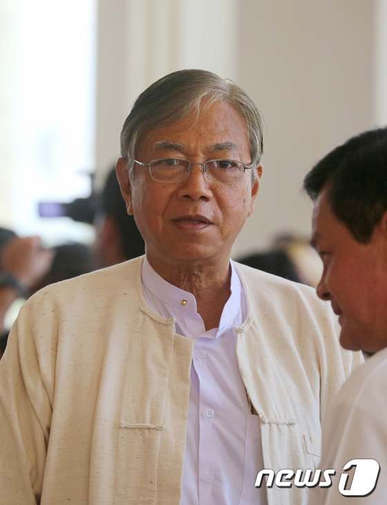 미얀마의 차기 대통령 틴쪼(Htin Kyaw)가 수도 네피도에 있는 하원의사당에 도착하는 모습이다. 사진은 2015년 11월 11일 촬영됐다. © AFP=뉴스1