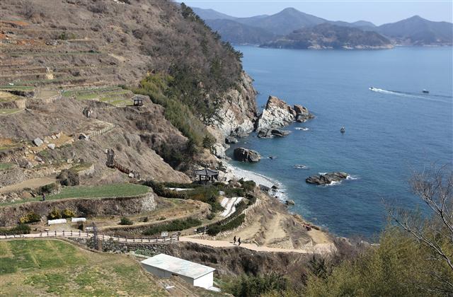 남해도 서남해안 가천리 ‘다랭이마을’ 해안 풍경. 사진 이병학 선임기자