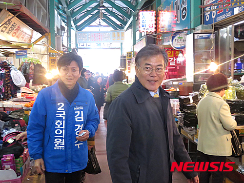 두문불출 문재인 강릉 깜짝 방문..선거운동 후 삼겹살 회식 - 뉴시스
