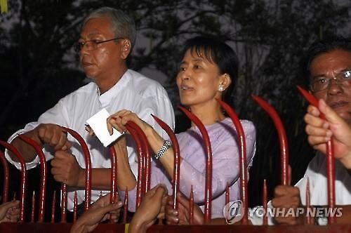 미얀마 수치, 대통령 후보로 '오른팔' '운전기사' 틴 쩌 지명(종합) - 연합뉴스