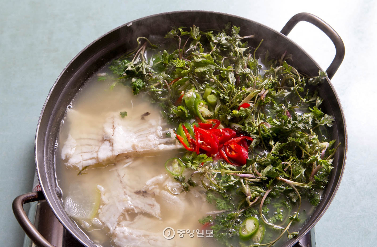 도다리쑥국. 도다리와 갓 뜯은 쑥으로 맛을 낸다.