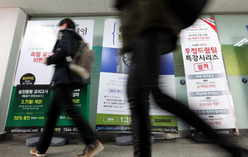 공시족들의 도시..컵밥의 외로움과 불안의 동질감 흐른다 - 매일경제