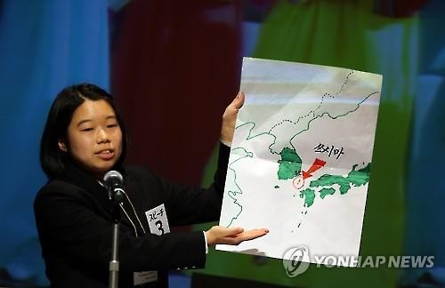 한국어 말하기 대회…"한일 교류 활발하게" (도쿄=연합뉴스) 이세원 특파원 = 12일 일본 도쿄 한국문화원에서 열린 제9회 한국어 말하기 대회 본선에서 쓰시마(對馬) 출신인 고교 2학년 다치바나 히카리(橘日佳里) 양이 한국과 일본을 그린 지도를 들고 발언하고 있다.