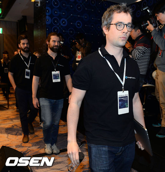 대국 끝나고 나가는 이세돌-알파고팀 비교.jpg | 인스티즈