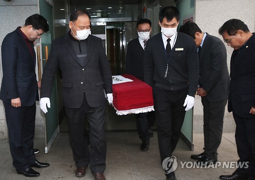 '원영아 천국에서는 아프지마'..꽃한송이 없는 장례식(종합) - 연합뉴스