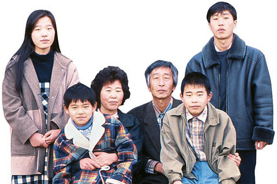 1995년 신안 비금도 고향집에서 찍은 이 9단의 가족 사진. 왼쪽부터 둘째 누나 이세나, 이세돌, 어머니 박양례, 아버지 고 이수오, 작은형 이차돌, 큰형 이상훈. 첫째 누나 이상희는 함께 찍지못했다. [사진 한국기원]