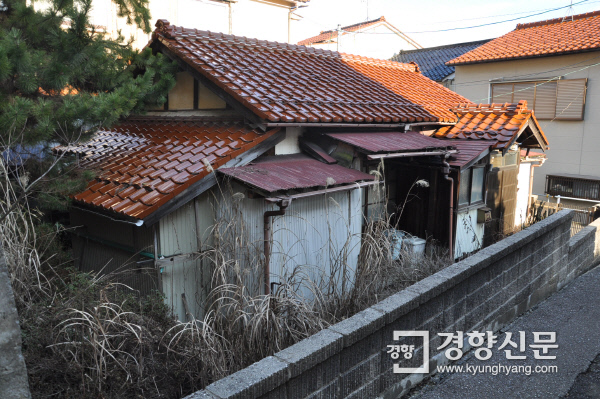 일본 이시카와(石川)현  가가(加賀)시 주택가에 있는 빈집. 이시카와현 지역의 주택 가운데 15% 정도가 빈집이다. 이시카와/윤희일 특파원